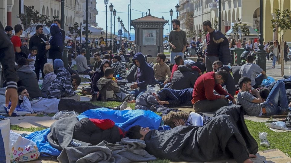 Αρνούνται να πάνε σε camp οι παράνομοι μετανάστες που έχουν κατασκηνώσει στην πλατεία Αριστοτέλους (εικόνες, βίντεο)